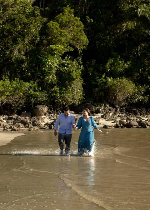 As melhores ideias e inspirações criativas de fotos de ensaio pré casamento registradas por fotógrafos profissionais de eventos da empresa Criativus Foto e Vídeo na Praia das Conchas, Guarujá '