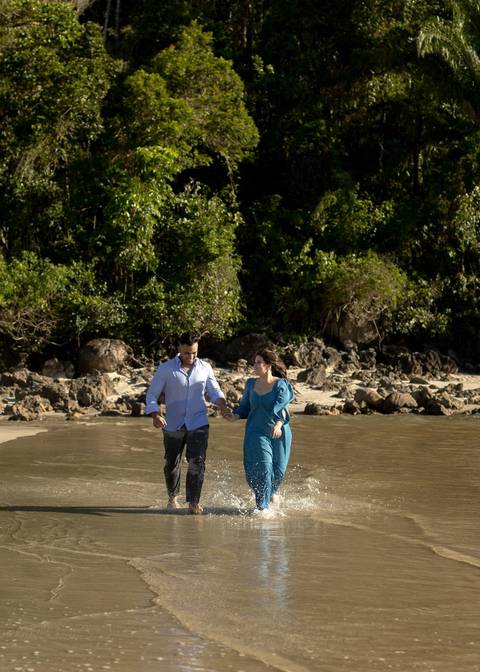 As melhores ideias e inspirações criativas de fotos de ensaio pré casamento registradas por fotógrafos profissionais de eventos da empresa Criativus Foto e Vídeo na Praia das Conchas, Guarujá '
