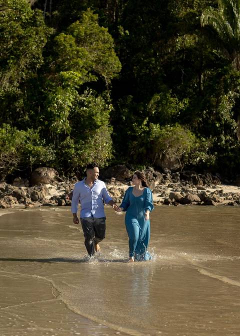 As melhores ideias e inspirações criativas de fotos de ensaio pré casamento registradas por fotógrafos profissionais de eventos da empresa Criativus Foto e Vídeo na Praia das Conchas, Guarujá '