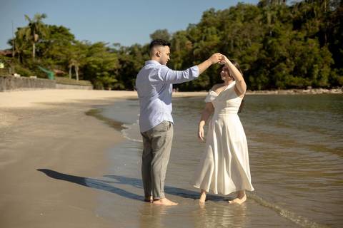 As melhores ideias e inspirações criativas de fotos de ensaio pré casamento registradas por fotógrafos profissionais de eventos da empresa Criativus Foto e Vídeo na Praia das Conchas, Guarujá '