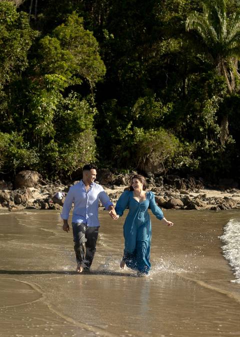 As melhores ideias e inspirações criativas de fotos de ensaio pré casamento registradas por fotógrafos profissionais de eventos da empresa Criativus Foto e Vídeo na Praia das Conchas, Guarujá '