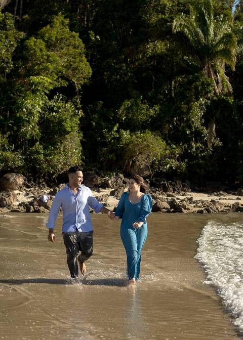 As melhores ideias e inspirações criativas de fotos de ensaio pré casamento registradas por fotógrafos profissionais de eventos da empresa Criativus Foto e Vídeo na Praia das Conchas, Guarujá '