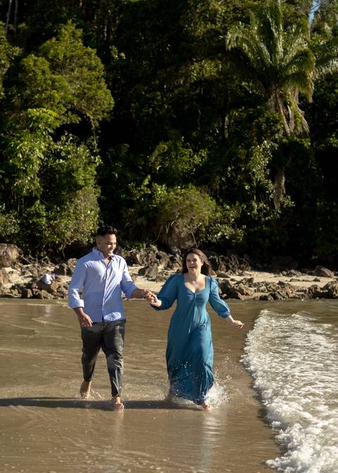 As melhores ideias e inspirações criativas de fotos de ensaio pré casamento registradas por fotógrafos profissionais de eventos da empresa Criativus Foto e Vídeo na Praia das Conchas, Guarujá '