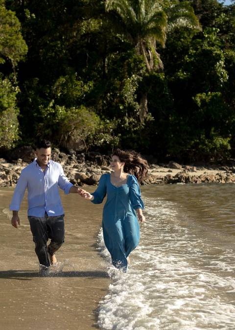 As melhores ideias e inspirações criativas de fotos de ensaio pré casamento registradas por fotógrafos profissionais de eventos da empresa Criativus Foto e Vídeo na Praia das Conchas, Guarujá '