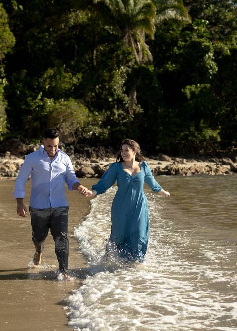 As melhores ideias e inspirações criativas de fotos de ensaio pré casamento registradas por fotógrafos profissionais de eventos da empresa Criativus Foto e Vídeo na Praia das Conchas, Guarujá '
