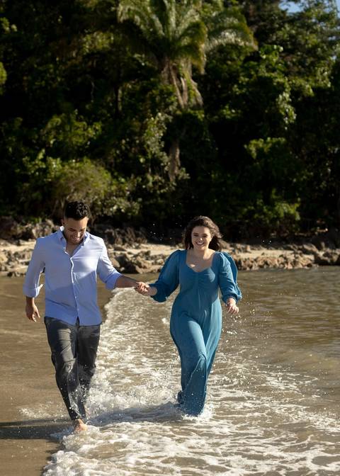 As melhores ideias e inspirações criativas de fotos de ensaio pré casamento registradas por fotógrafos profissionais de eventos da empresa Criativus Foto e Vídeo na Praia das Conchas, Guarujá '
