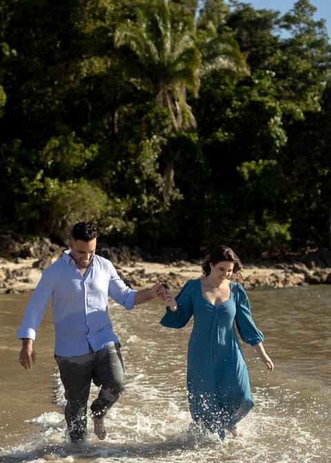 As melhores ideias e inspirações criativas de fotos de ensaio pré casamento registradas por fotógrafos profissionais de eventos da empresa Criativus Foto e Vídeo na Praia das Conchas, Guarujá '