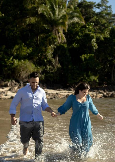 As melhores ideias e inspirações criativas de fotos de ensaio pré casamento registradas por fotógrafos profissionais de eventos da empresa Criativus Foto e Vídeo na Praia das Conchas, Guarujá '