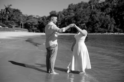 As melhores ideias e inspirações criativas de fotos de ensaio pré casamento registradas por fotógrafos profissionais de eventos da empresa Criativus Foto e Vídeo na Praia das Conchas, Guarujá '