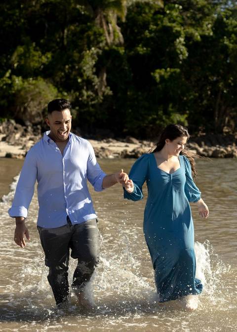 As melhores ideias e inspirações criativas de fotos de ensaio pré casamento registradas por fotógrafos profissionais de eventos da empresa Criativus Foto e Vídeo na Praia das Conchas, Guarujá '