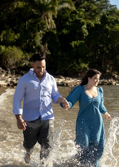 As melhores ideias e inspirações criativas de fotos de ensaio pré casamento registradas por fotógrafos profissionais de eventos da empresa Criativus Foto e Vídeo na Praia das Conchas, Guarujá '