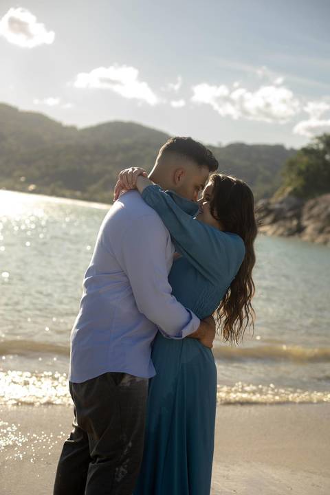 As melhores ideias e inspirações criativas de fotos de ensaio pré casamento registradas por fotógrafos profissionais de eventos da empresa Criativus Foto e Vídeo na Praia das Conchas, Guarujá '