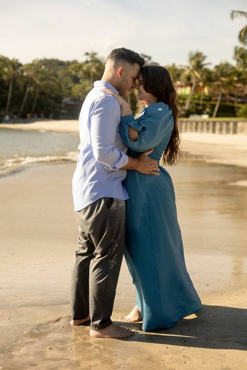 As melhores ideias e inspirações criativas de fotos de ensaio pré casamento registradas por fotógrafos profissionais de eventos da empresa Criativus Foto e Vídeo na Praia das Conchas, Guarujá '