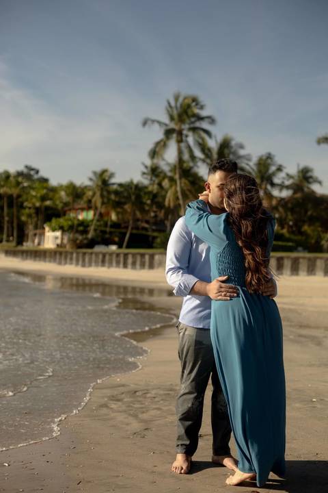 As melhores ideias e inspirações criativas de fotos de ensaio pré casamento registradas por fotógrafos profissionais de eventos da empresa Criativus Foto e Vídeo na Praia das Conchas, Guarujá '