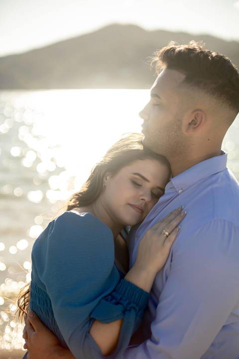 As melhores ideias e inspirações criativas de fotos de ensaio pré casamento registradas por fotógrafos profissionais de eventos da empresa Criativus Foto e Vídeo na Praia das Conchas, Guarujá '