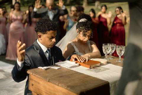 As melhores ideias e inspirações criativas de fotos de casamento registradas por fotógrafos profissionais de eventos da empresa Criativus Foto e Vídeo na Chácara Hibisco'