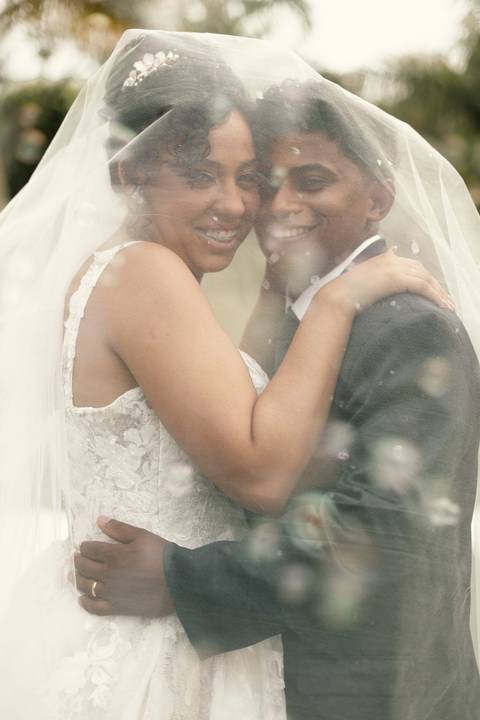 As melhores ideias e inspirações criativas de fotos de casamento registradas por fotógrafos profissionais de eventos da empresa Criativus Foto e Vídeo na Chácara Hibisco'