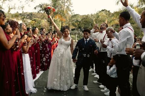 As melhores ideias e inspirações criativas de fotos de casamento registradas por fotógrafos profissionais de eventos da empresa Criativus Foto e Vídeo na Chácara Hibisco'