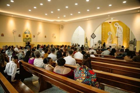 As melhores ideias e inspirações criativas de fotos de casamento registradas por fotógrafos profissionais de eventos da empresa Criativus Foto e Vídeo na Igreja São Pedro'