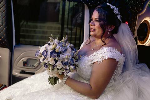 As melhores ideias e inspirações criativas de fotos de casamento registradas por fotógrafos profissionais de eventos da empresa Criativus Foto e Vídeo na Igreja São Pedro'