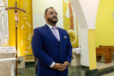 As melhores ideias e inspirações criativas de fotos de casamento registradas por fotógrafos profissionais de eventos da empresa Criativus Foto e Vídeo na Igreja São Pedro'