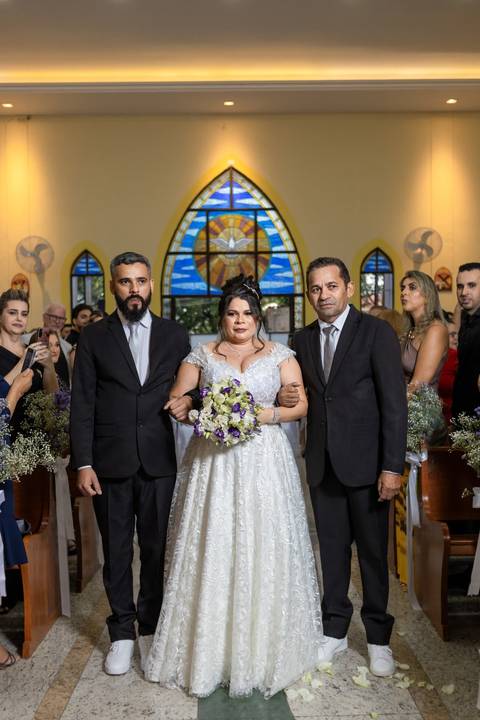 As melhores ideias e inspirações criativas de fotos de casamento registradas por fotógrafos profissionais de eventos da empresa Criativus Foto e Vídeo na Igreja São Pedro'