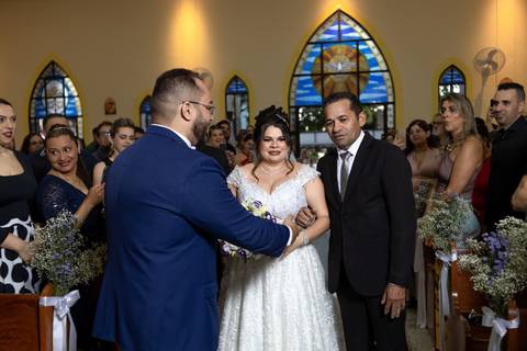 As melhores ideias e inspirações criativas de fotos de casamento registradas por fotógrafos profissionais de eventos da empresa Criativus Foto e Vídeo na Igreja São Pedro'