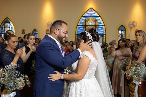 As melhores ideias e inspirações criativas de fotos de casamento registradas por fotógrafos profissionais de eventos da empresa Criativus Foto e Vídeo na Igreja São Pedro'