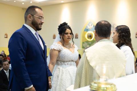 As melhores ideias e inspirações criativas de fotos de casamento registradas por fotógrafos profissionais de eventos da empresa Criativus Foto e Vídeo na Igreja São Pedro'