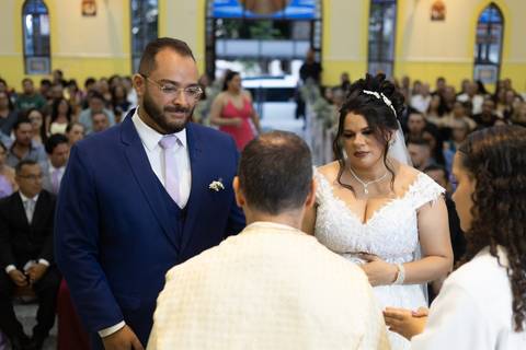 As melhores ideias e inspirações criativas de fotos de casamento registradas por fotógrafos profissionais de eventos da empresa Criativus Foto e Vídeo na Igreja São Pedro'
