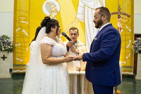 As melhores ideias e inspirações criativas de fotos de casamento registradas por fotógrafos profissionais de eventos da empresa Criativus Foto e Vídeo na Igreja São Pedro'