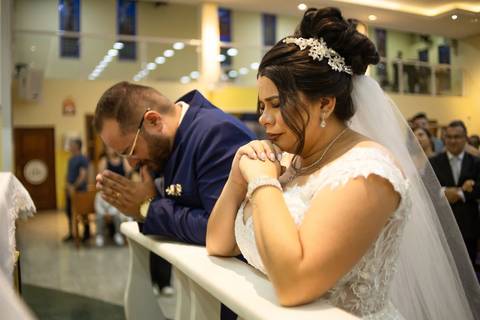 As melhores ideias e inspirações criativas de fotos de casamento registradas por fotógrafos profissionais de eventos da empresa Criativus Foto e Vídeo na Igreja São Pedro'