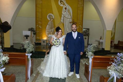 As melhores ideias e inspirações criativas de fotos de casamento registradas por fotógrafos profissionais de eventos da empresa Criativus Foto e Vídeo na Igreja São Pedro'