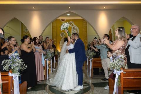 As melhores ideias e inspirações criativas de fotos de casamento registradas por fotógrafos profissionais de eventos da empresa Criativus Foto e Vídeo na Igreja São Pedro'