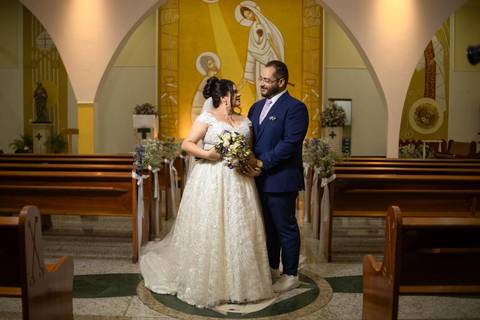 As melhores ideias e inspirações criativas de fotos de casamento registradas por fotógrafos profissionais de eventos da empresa Criativus Foto e Vídeo na Igreja São Pedro'