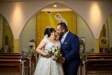 As melhores ideias e inspirações criativas de fotos de casamento registradas por fotógrafos profissionais de eventos da empresa Criativus Foto e Vídeo na Igreja São Pedro'