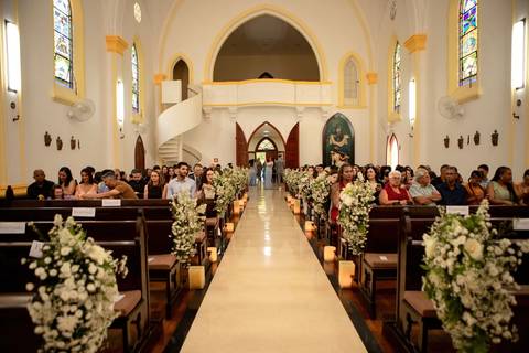 As melhores ideias e inspirações criativas de fotos de casamento registradas por fotógrafos profissionais de eventos da empresa Criativus Foto e Vídeo na Igreja Católica Convento Santíssima Trindade'