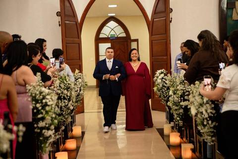 As melhores ideias e inspirações criativas de fotos de casamento registradas por fotógrafos profissionais de eventos da empresa Criativus Foto e Vídeo na Igreja Católica Convento Santíssima Trindade'