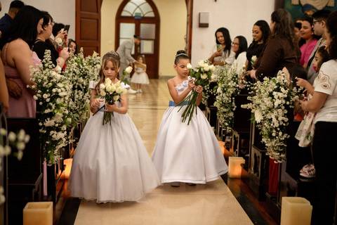 As melhores ideias e inspirações criativas de fotos de casamento registradas por fotógrafos profissionais de eventos da empresa Criativus Foto e Vídeo na Igreja Católica Convento Santíssima Trindade'