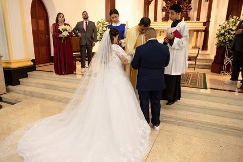 As melhores ideias e inspirações criativas de fotos de casamento registradas por fotógrafos profissionais de eventos da empresa Criativus Foto e Vídeo na Igreja Católica Convento Santíssima Trindade'
