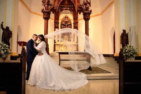As melhores ideias e inspirações criativas de fotos de casamento registradas por fotógrafos profissionais de eventos da empresa Criativus Foto e Vídeo na Igreja Católica Convento Santíssima Trindade'