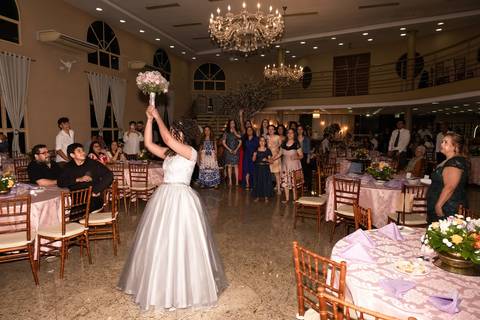 As melhores ideias e inspirações criativas de fotos de casamento registradas por fotógrafos profissionais de eventos da empresa Criativus Foto e Vídeo no Espaço Benevento'