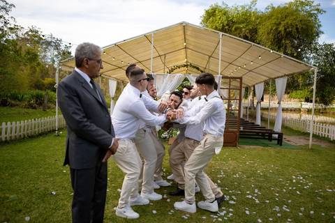 As melhores ideias e inspirações criativas de fotos de casamento registradas por fotógrafos profissionais de eventos da empresa Criativus Foto e Vídeo no Espaço Recanto Premier'