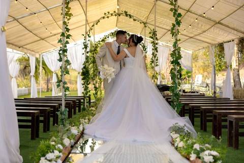 As melhores ideias e inspirações criativas de fotos de casamento registradas por fotógrafos profissionais de eventos da empresa Criativus Foto e Vídeo no Espaço Recanto Premier'