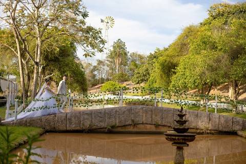 As melhores ideias e inspirações criativas de fotos de casamento registradas por fotógrafos profissionais de eventos da empresa Criativus Foto e Vídeo no Espaço Recanto Premier'