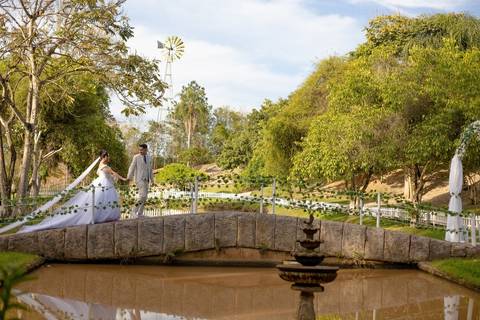 As melhores ideias e inspirações criativas de fotos de casamento registradas por fotógrafos profissionais de eventos da empresa Criativus Foto e Vídeo no Espaço Recanto Premier'