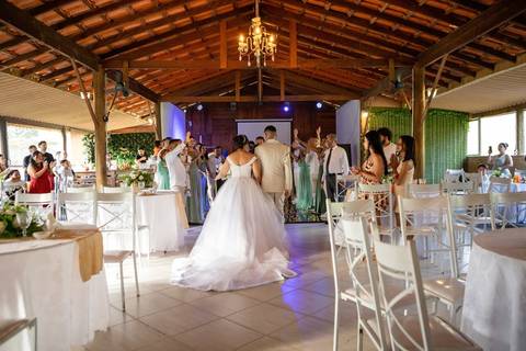 As melhores ideias e inspirações criativas de fotos de casamento registradas por fotógrafos profissionais de eventos da empresa Criativus Foto e Vídeo no Espaço Recanto Premier'