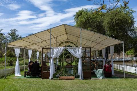 As melhores ideias e inspirações criativas de fotos de casamento registradas por fotógrafos profissionais de eventos da empresa Criativus Foto e Vídeo no Espaço Recanto Premier'