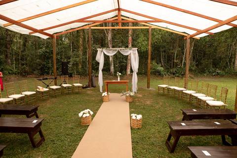 As melhores ideias e inspirações criativas de fotos de casamento registradas por fotógrafos profissionais de eventos da empresa Criativus Foto e Vídeo no Espaço Serra Garden'