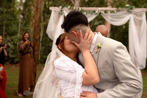 As melhores ideias e inspirações criativas de fotos de casamento registradas por fotógrafos profissionais de eventos da empresa Criativus Foto e Vídeo no Espaço Serra Garden'